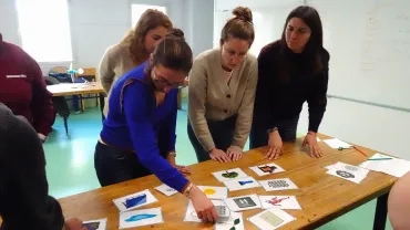 Un groupe d'adultes essaye de replacer dans l'ordre des cartes