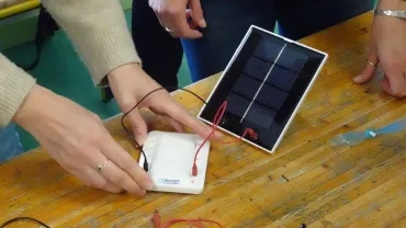 Un petit panneau photovoltaïque branché 