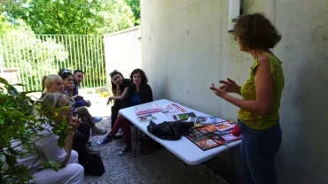 Une animatrice fait une présentation à un groupe d'adultes