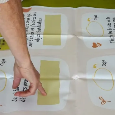 une main pointe sur une grande feuille avec une énigme