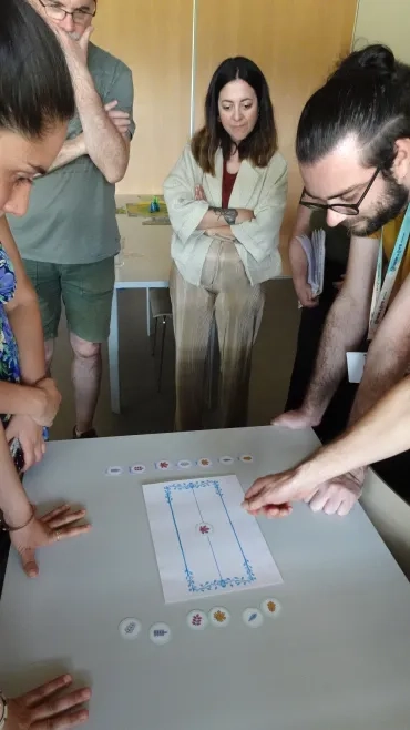 un groupe d'adultes jour à un jeu de plateau sur les feuilles d'arbres