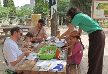un groupe est assis et découpe du carton