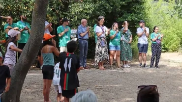 Un groupe de personnes aplaudit devant du monde