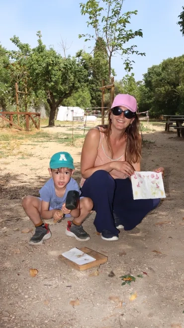 une mère et son fils montrent leur morceau de tissu