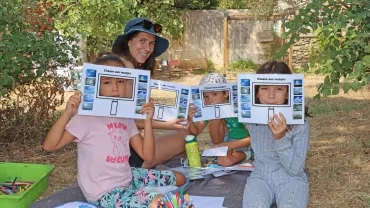 un groupe d'enfants et leur animatrice posent avec leur detecteur de nuages 