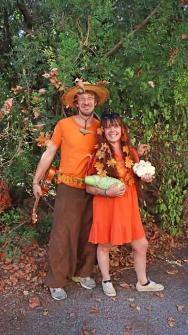 un animateur et une animatrice sont déguisés aux couleurs de l'automne