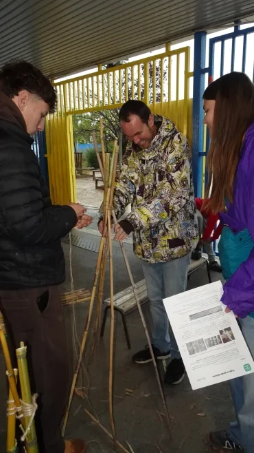 Les participants construisent un tipi en bambous
