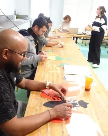 Les participants assemblent des parties de différents insectes.