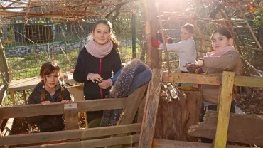 un groupe d'enfant bricole dans une cabane en bois