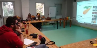 Les participants devinent les yeux bandés des sons liés à la nourriture.