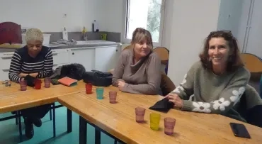 Les participants décrivent le contenu de leurs sacs à l'aveugle.