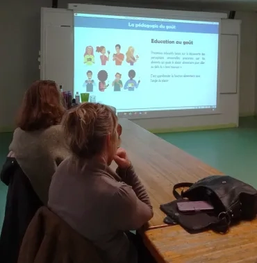 Les participants suivent la formation attentivement.