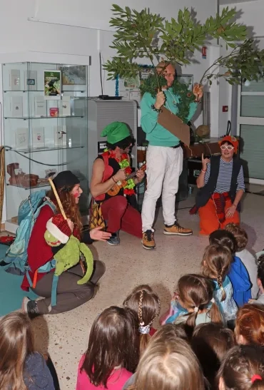 des animateurs déguisés se mettent en scène devant un groupe d'enfants