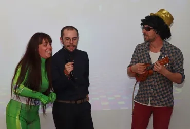 des animateurs déguisés chantent dans un micro