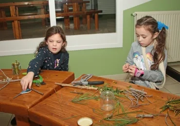 deux enfants découpent des morceaux de bois