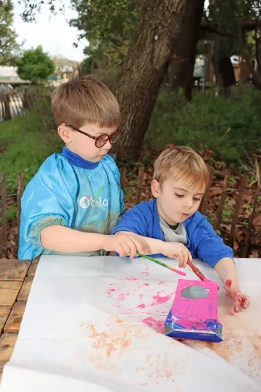 deux enfant peignent une brique de lait