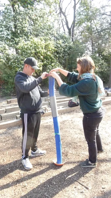 Des participants jouent avec des aménagements.