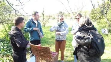 Des participants devinent des textures lors d'une courses d'orientation.