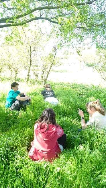 Les participants écoutent les différents chants d'oiseaux qui les entourent.