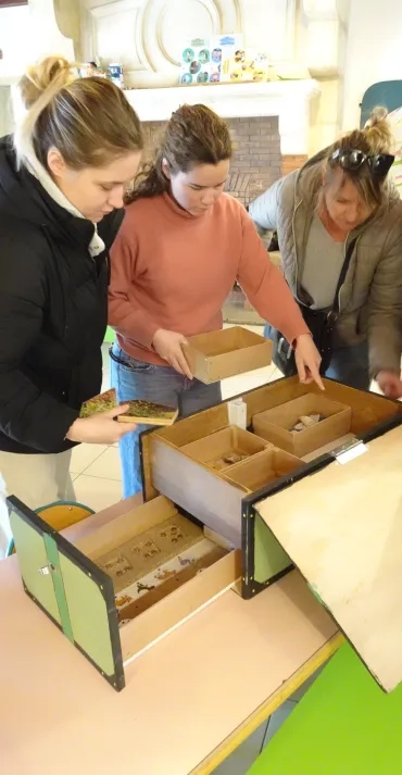 Les participants résolvent l'escape-game.