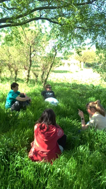 Les participants écoutent les différents chants d'oiseaux qui les entourent.