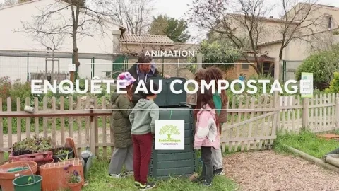 Un animateur et des enfants regardant l'interieur d'un composteur