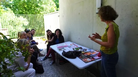 Une animatrice fait une présentation à un groupe d'adultes