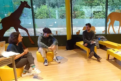 Les participants se prêtent au jeu et réalise un débat.