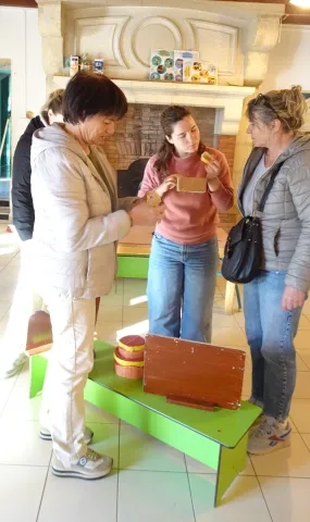 Les participants cherchent les différents éléments de l'escape-game.