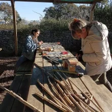 deux adultes bricolent les cannes de Provence