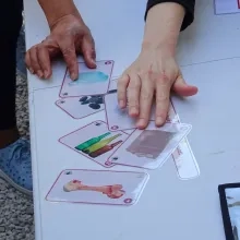 des adultes jouent à un jeu avec des images  