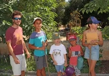 Un groupe d'enfants et leur animateur posent au jardin
