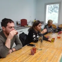 Les participants goûtent des sirops à différentes températures.