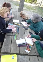 Des participantes dessinent.