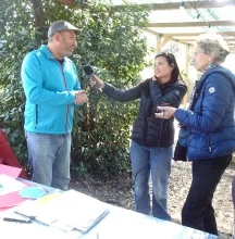Des participantes interview un intervenant.