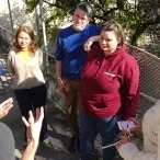 Un animateur fait une présentation devant un groupe d'adultes