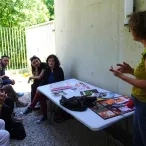 Une animatrice fait une présentation à un groupe d'adultes