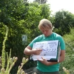 un animateur montre différentes techniques de paillage à un groupe d'adultes