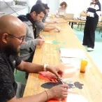 Les participants assemblent des parties de différents insectes.