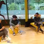 Les participants se prêtent au jeu et réalise un débat.