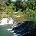 Une photo d'une cascade de la rivière Mosson