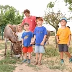 un groupe d'enfants et leur animateur pose avec un âne